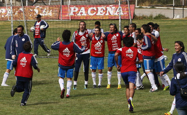 Integrantes de la selección de Paraguay celebran tras la práctica efectuada ayer por el equipo en La Paz, Bolivia.