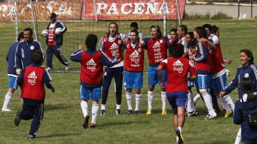 Integrantes de la selección de Paraguay celebran tras la práctica efectuada ayer por el equipo en La Paz, Bolivia.