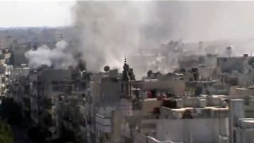 Esta imagen de un video aficionado, revelada a los periodistas, muestra las explosiones en el área de Khaldiyeh, en la ciudad central siria de Homs.