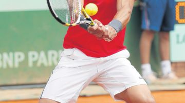 Rafael Nadal devuelve un tiro de su compatriota español David Ferrer, rumbo a la final de Abierto de tenis de  Francia.