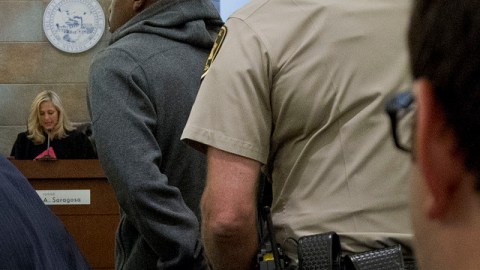 Floyd Mayweather Jr. (izq.) al momento de ser conducido desde un tribunal hacia el Centro de Detención del condado de Clark, donde cumple condena actualmente.