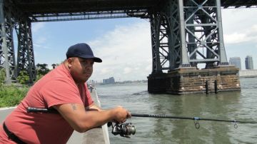Julio Derivet, nacido y criado en New Jersey, desde hace un año va tres o cuatro veces por semana a pescar al East River.