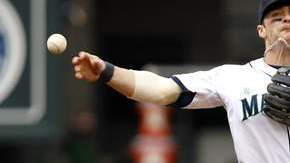 Brendan Ryan (izq.), paracorto de Seattle, elimina en la segunda  a  A.J. Ellis al inicio de un double play.