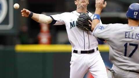 Brendan Ryan (izq.), paracorto de Seattle, elimina en la segunda  a  A.J. Ellis al inicio de un double play.
