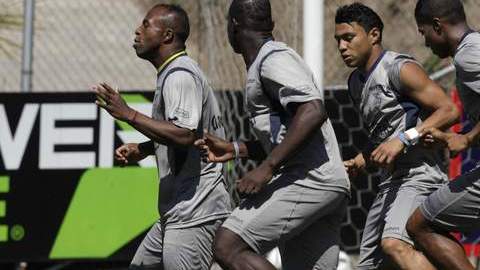 Los seleccionados ecuatorianos (de izq-der): Christian Benítez, Segundo Castillo, Jefferson Montero y Antonio Valencia duranre una práctica en Quito.
