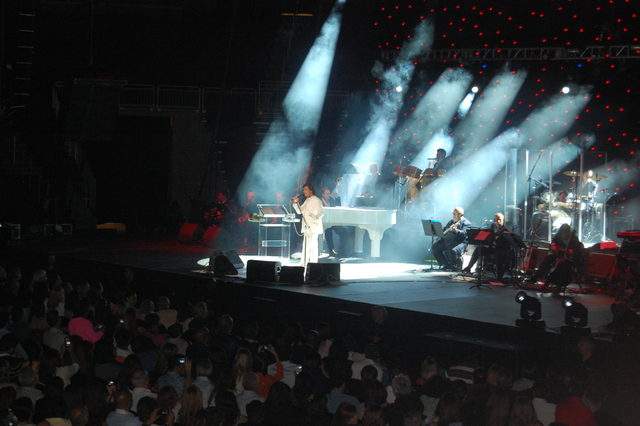 Roberto Carlos deleitó a miles de fanáticos en el Prudential Center de la ciudad de Newark, durante el concierto 'Un millón de Amigos'.
