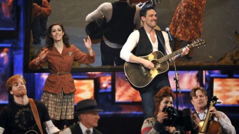 Cristin Milioti (i) y Steve Kazee actúan en una escena de "Once" en los Premios Tony.