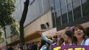 Fans de Justin Bieber portan pancartas mientras esperan para disfrutar del concierto en México.