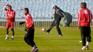 El técnico de Perú, el uruguayo Sergio Markarián, juega con un balón durante un entrenamiento de cara al choque de hoy ante Uruguay.