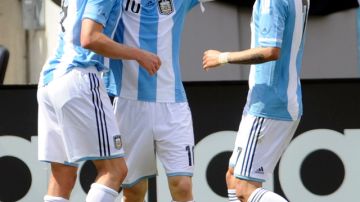 Lionel Messi (centro) es felicitado por José Sosa (izq.) y Ángel Di Ma- ría luego de anotar su segundo gol en una tarde soñada ante Brasil.