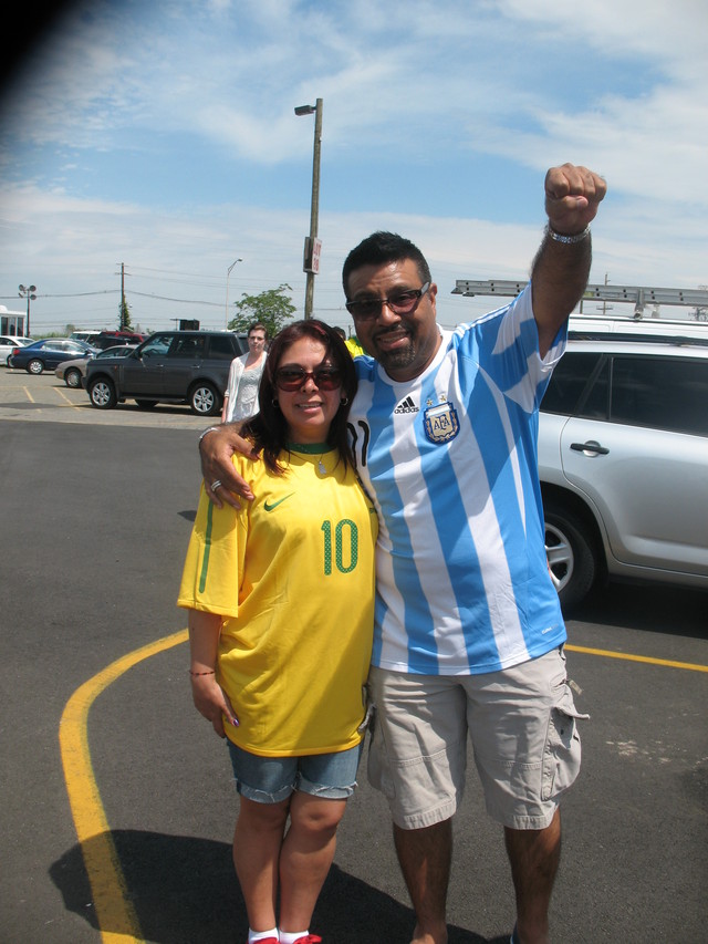 Una pareja dispareja, ella es brasileña y el argentino, unidos por el Rey de los Deportes.