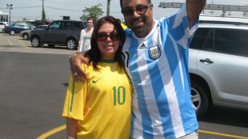 Una pareja dispareja, ella es brasileña y el argentino, unidos por el Rey de los Deportes.