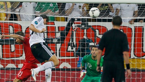 Mario Gómez (segundo desde la izquierda) envía el balón al fondo de las redes y Alemania venció a Portugal, en el temido 'grupo de la muerte'.