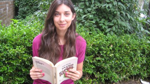 Christina Fernández es una joven de padres cubanos y españoles, estudiante de Queens College y quiere ser maestra de español. Le encanta la literatura latinoamericana. Unos de sus autores preferidos es Isabel Allende, escritora chilena.  Está leyendo "La casa de los espíritus".
