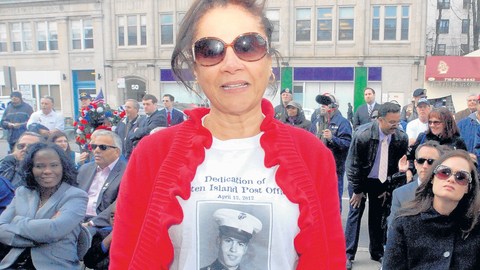 Aida Méndez, cuñada del sargento Angel Méndez, muestra una camiseta con la foto del militar muerto en Vietnam el 16 de marzo de 1967 y que fue honrado el pasado 12 de abril.