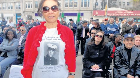 Aida Méndez, cuñada del sargento Angel Méndez, muestra una camiseta con la foto del militar muerto en Vietnam el 16 de marzo de 1967 y que fue honrado el pasado 12 de abril.