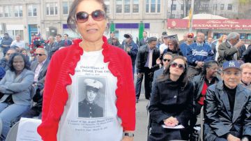 Aida Méndez, cuñada del sargento Angel Méndez, muestra una camiseta con la foto del militar muerto en Vietnam el 16 de marzo de 1967 y que fue honrado el pasado 12 de abril.