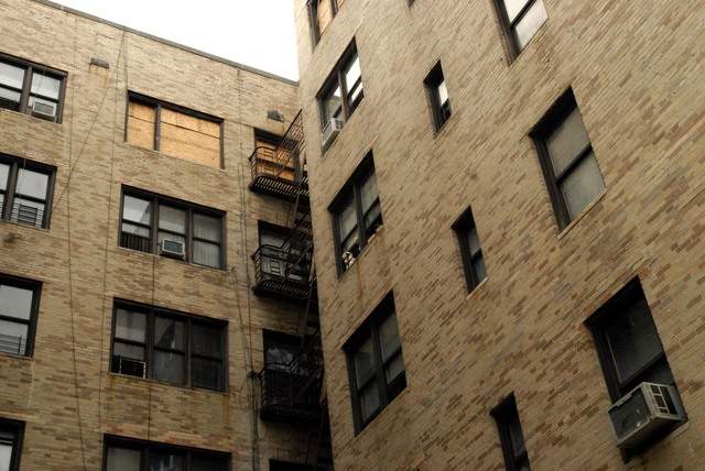El fuego se produjo en un apartamento del sexto piso de este edificio, ubicado en la calle 191 de El Bronx donde residen las víctimas del siniestro.