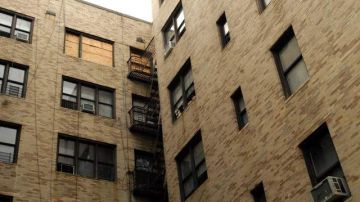 El fuego se produjo en un apartamento del sexto piso de este edificio, ubicado en la calle 191 de El Bronx donde residen las víctimas del siniestro.