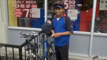 El repartidor Jorge González, de Domino's Pizza, expresa que últimamente las autoridades se han mostrado más estrictas con los ciclistas de la ciudad.