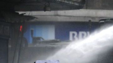 La policía utilizó cañones de gas lacrimógeno y agua para dispersar a cientos de manifestantes anti-Pinochet en protesta por el estreno de un documental, que lo muestra como héroe nacional.