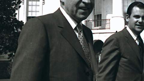 Richar Nixon (izq.) y  su secretario, Ron Ziegler (1970).