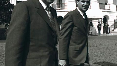 Richar Nixon (izq.) y  su secretario, Ron Ziegler (1970).