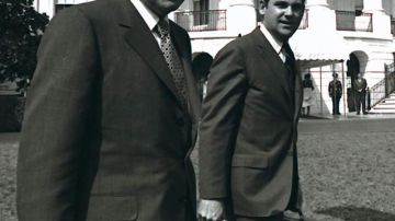Richar Nixon (izq.) y  su secretario, Ron Ziegler (1970).
