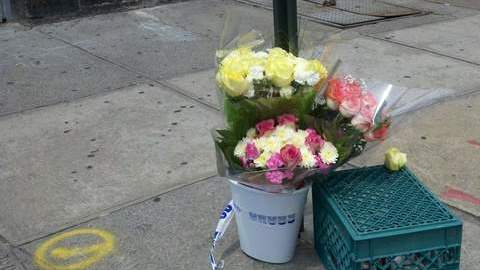 En el lugar del accidente, los afectados padres colocaron flores ayer en recuerdo del pequeño Kevin Rodríguez, según relataron los vecinos del área.