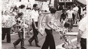La marcha por una vivienda justa en 1976 es uno de los hechos históricos que quedará registrado en este álbum de Los Sures.