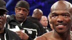 El filipino Manny Pacquiao posa al lado del nuevo campeón welter de la OMB, el californiano Timothy Bradley.