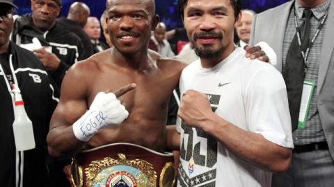 El filipino Manny Pacquiao posa al lado del nuevo campeón welter de la OMB, el californiano Timothy Bradley.
