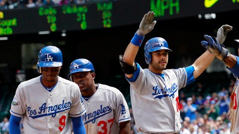 Andre Ethier (centro) es felicitado por Tony Gwynn Jr.  (der.), a su lado están Dee Gordon y Elián Herrera.