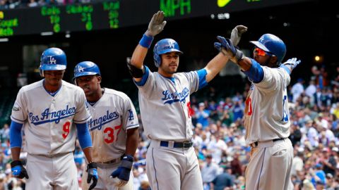 Andre Ethier (centro) es felicitado por Tony Gwynn Jr.  (der.), a su lado están Dee Gordon y Elián Herrera.