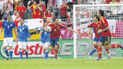 Cesc Fábregas (con el balón) celebra con sus compañeros luego de anotar ayer el gol de la igualada sobre la escuadra 'azzurra', por el Grupo C, en la Arena Gdansk de Polonia.