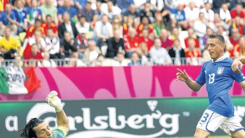 El centrocampista Cesc Fabregas (der.)  supera al portero italiano Gianluigi Buffon para anotar el gol del empate español.