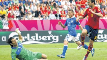 El centrocampista Cesc Fabregas (der.)  supera al portero italiano Gianluigi Buffon para anotar el gol del empate español.