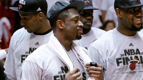 LeBron James (der.) y  Dwyane Wade (izq.) durante la celebración del título del Heat tras ganar la Conferencia Este.