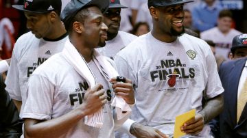 LeBron James (der.) y  Dwyane Wade (izq.) durante la celebración del título del Heat tras ganar la Conferencia Este.