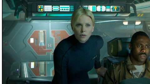 Charlize Theron e Idris Elba en una escena de 'Prometheus'.