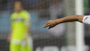 Gabriel Cichero jala del brazo a Alexis Sánchez en el partido del sábado por la eliminatoria sudamericana.