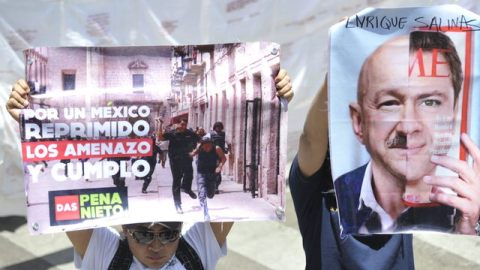 Miles de manifestantes bajo la bandera del movimiento 'Yo soy 132' marcharon ayer con máscaras y pancartas contra el candidato del PIR, Enrique Peña Nieto.