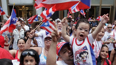 El rojo, blanco y azul de la enseña puertorriqueña ondeó en la Quinta Avenida durante la celebración ayer del   Desfile Nacional Puertorriqueño en Nueva York.
