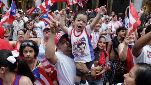 El rojo, blanco y azul de la enseña puertorriqueña ondeó en la Quinta Avenida durante la celebración ayer del   Desfile Nacional Puertorriqueño en Nueva York.