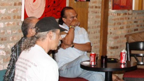 En medio de numerosas interrupciones técnicas y problemas con la transmisión, un grupo de mexicanos de Chicago se reunió a ver el segundo debate, en la Casa de la Cultura Meztli, en Pilsen.