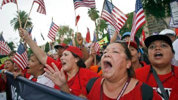 Hispanos protestan contra la  ley antiinmigrante SB1070, de Arizona.