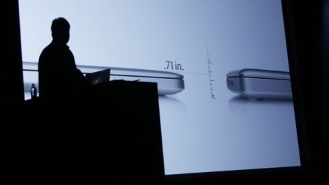 Phil Schiller habla acerca de del nuevo MacBook Pro durante la Durante la Conferencia Mundial de Desarrollo en San Francisco.