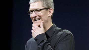 El director general de Apple, Tim Cook, anuncia un nuevo iPad durante una conferencia en San Francisco.