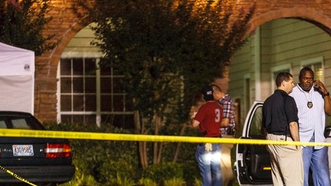 La Policía de Auburn acordonó la escena de la balacera en el complejo de apartamentos de la Universidad Heights en  Alabama.