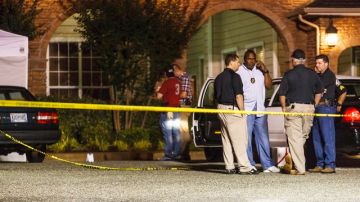 La Policía de Auburn acordonó la escena de la balacera en el complejo de apartamentos de la Universidad Heights en  Alabama.